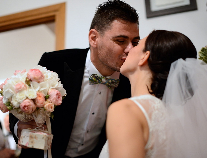 mirele jonglerii cu mingea si striptease camerunezul parfait ripert a jucat gaina la nunta fotbalistului mirele jonglerii cu mingea si striptease camerunezul parfait ripert a jucat gaina la nunta fotbalistului