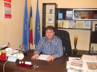 Sediul Primăriei este în reparaţii capitale Primarul Gheorghe Frigioi s-a întors la şcoală cu tot cu angajaţii instituţiei