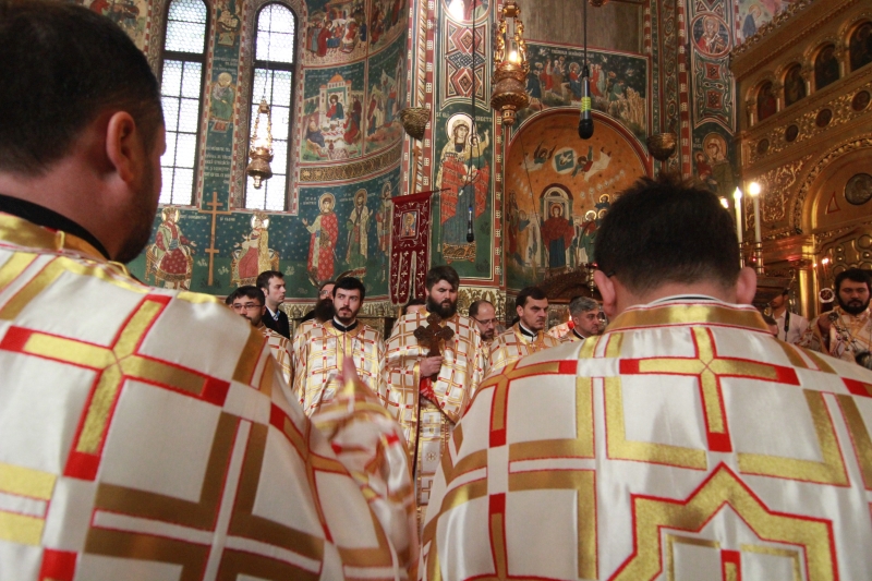 fotoreportaj zeci de preoti si enoriasi i au urat azi viata lunga arhiepiscopului tomisului 524646