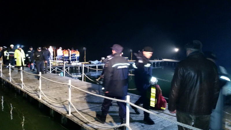 scafandrii au scos la suprafata bucati din elicopterul prabusit in lacul siutghiol 524998 scafandrii au scos la suprafata bucati din elicopterul prabusit in lacul siutghiol 524998