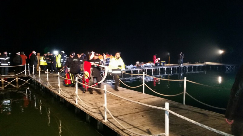 scafandrii au scos la suprafata bucati din elicopterul prabusit in lacul siutghiol 524998 scafandrii au scos la suprafata bucati din elicopterul prabusit in lacul siutghiol 524998