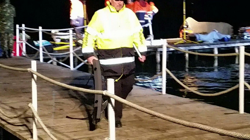 scafandrii au scos la suprafata bucati din elicopterul prabusit in lacul siutghiol 524998 scafandrii au scos la suprafata bucati din elicopterul prabusit in lacul siutghiol 524998