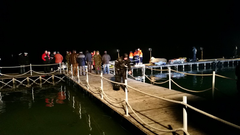 scafandrii au scos la suprafata bucati din elicopterul prabusit in lacul siutghiol 524998 scafandrii au scos la suprafata bucati din elicopterul prabusit in lacul siutghiol 524998