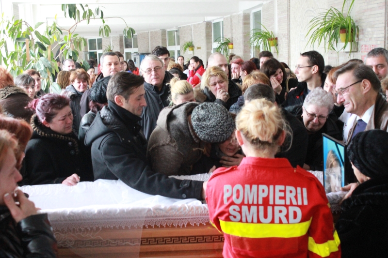 fotoreportaj durere fara margini la spitalul judetean colegii si au luat ramas bun de la cei patru membri fotoreportaj durere fara margini la spitalul judetean colegii si au luat ramas bun de la cei patru membri