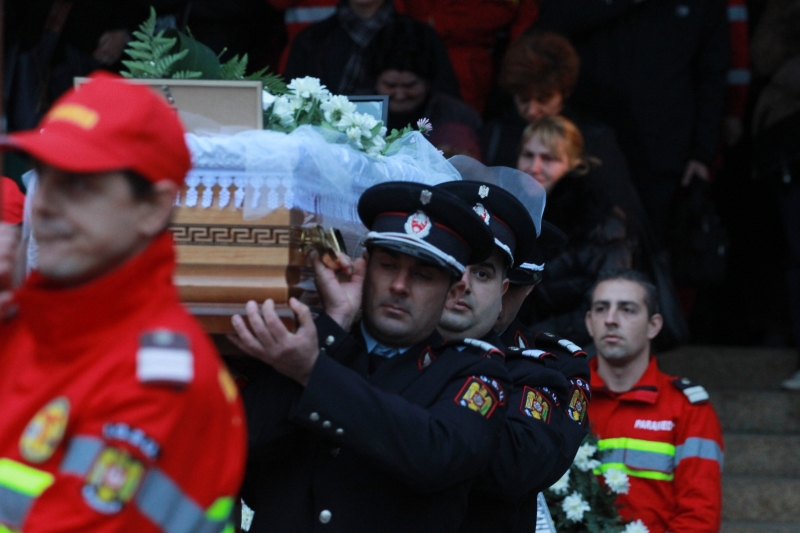 o frantura de timp o frantura de viata un pas catre moarte patru salvatori patru colegi patru ingeri o frantura de timp o frantura de viata un pas catre moarte patru salvatori patru colegi patru ingeri