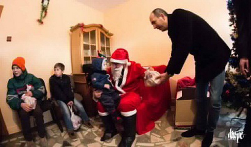 100 de familii din viile noi au primit cadouri robert boroianu presedintele pnl constanta a fost ajutorul 100 de familii din viile noi au primit cadouri robert boroianu presedintele pnl constanta a fost ajutorul