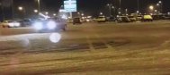 Amatori de senzaţii tari Drifturi pe zăpadă, în parcarea unui centru comercial din Constanţa (video)