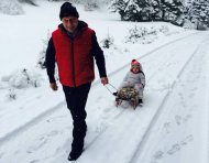 „Un bunic tracţiune” Traian Băsescu a ieşit la săniuş cu nepoţica sa  