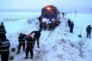 Trenuri înzăpezite în judeţul Brăila Aproximativ 500 de călători, blocaţi în câmp