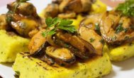 preparate-culinare.ro Bruschete de mămăligă cu midii în sos roşu 