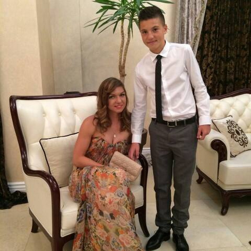 fotbalistul dimciu halep e capitan la juniorii viitorului varul simonei halep a fost premiat de legenda fotbalistul dimciu halep e capitan la juniorii viitorului varul simonei halep a fost premiat de legenda