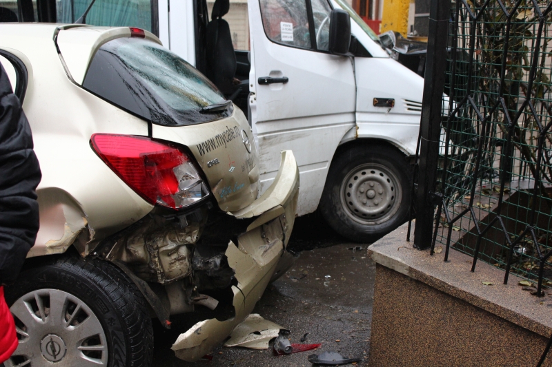 fotoreportaj un sofer neatent a trimis la spital 21 de pasageri impact in intersectie rezultatul microbuz fotoreportaj un sofer neatent a trimis la spital 21 de pasageri impact in intersectie rezultatul microbuz