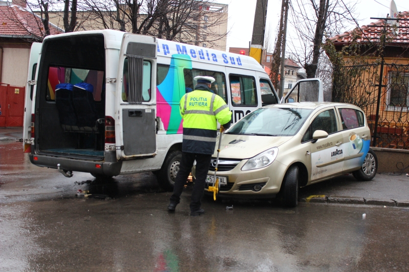 fotoreportaj un sofer neatent a trimis la spital 21 de pasageri impact in intersectie rezultatul microbuz fotoreportaj un sofer neatent a trimis la spital 21 de pasageri impact in intersectie rezultatul microbuz