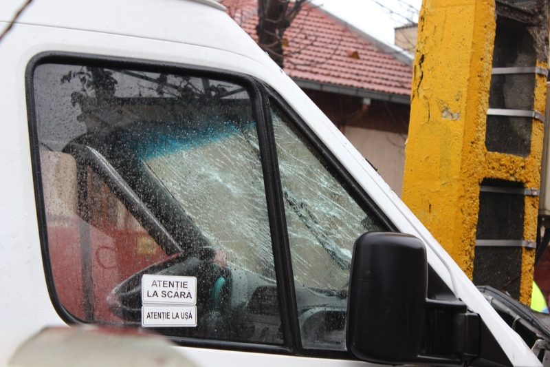 fotoreportaj un sofer neatent a trimis la spital 21 de pasageri impact in intersectie rezultatul microbuz fotoreportaj un sofer neatent a trimis la spital 21 de pasageri impact in intersectie rezultatul microbuz