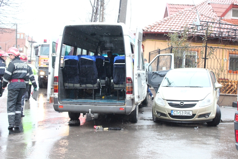 fotoreportaj un sofer neatent a trimis la spital 21 de pasageri impact in intersectie rezultatul microbuz fotoreportaj un sofer neatent a trimis la spital 21 de pasageri impact in intersectie rezultatul microbuz