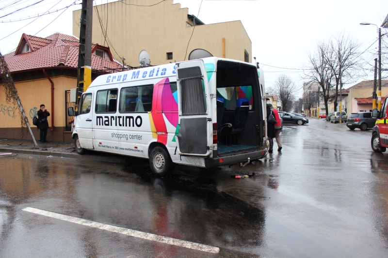 fotoreportaj un sofer neatent a trimis la spital 21 de pasageri impact in intersectie rezultatul microbuz fotoreportaj un sofer neatent a trimis la spital 21 de pasageri impact in intersectie rezultatul microbuz