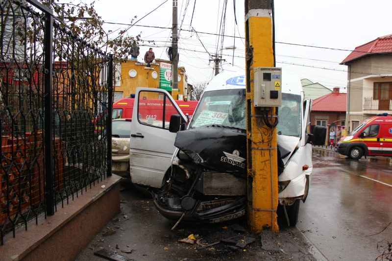 fotoreportaj un sofer neatent a trimis la spital 21 de pasageri impact in intersectie rezultatul microbuz fotoreportaj un sofer neatent a trimis la spital 21 de pasageri impact in intersectie rezultatul microbuz