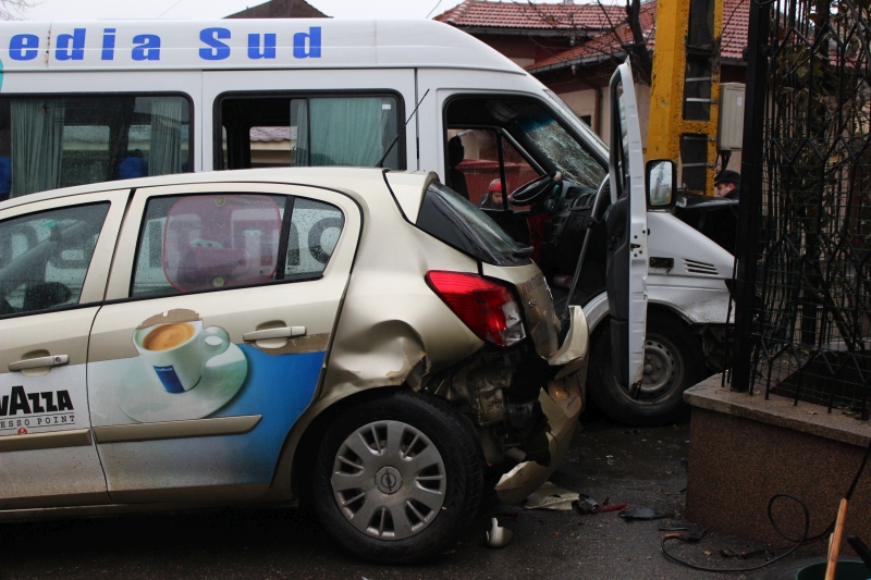 fotoreportaj un sofer neatent a trimis la spital 21 de pasageri impact in intersectie rezultatul microbuz fotoreportaj un sofer neatent a trimis la spital 21 de pasageri impact in intersectie rezultatul microbuz