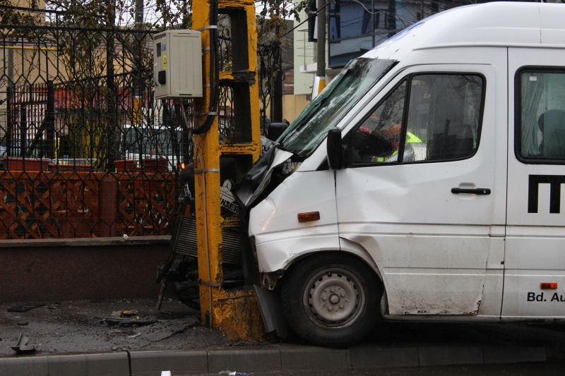 fotoreportaj un sofer neatent a trimis la spital 21 de pasageri impact in intersectie rezultatul microbuz fotoreportaj un sofer neatent a trimis la spital 21 de pasageri impact in intersectie rezultatul microbuz