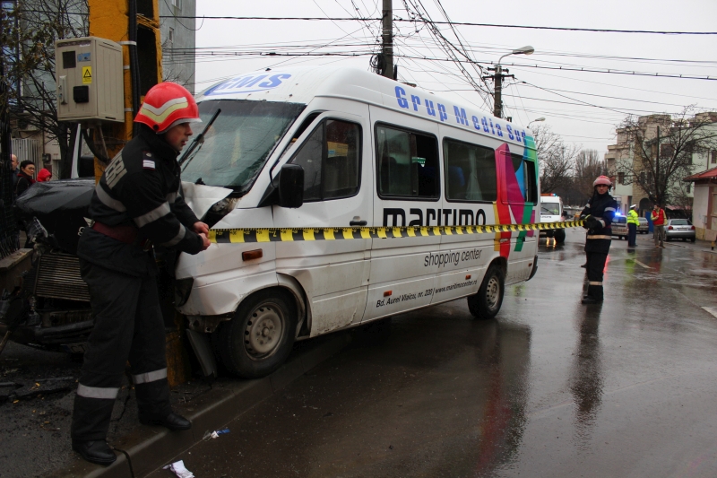 fotoreportaj un sofer neatent a trimis la spital 21 de pasageri impact in intersectie rezultatul microbuz fotoreportaj un sofer neatent a trimis la spital 21 de pasageri impact in intersectie rezultatul microbuz