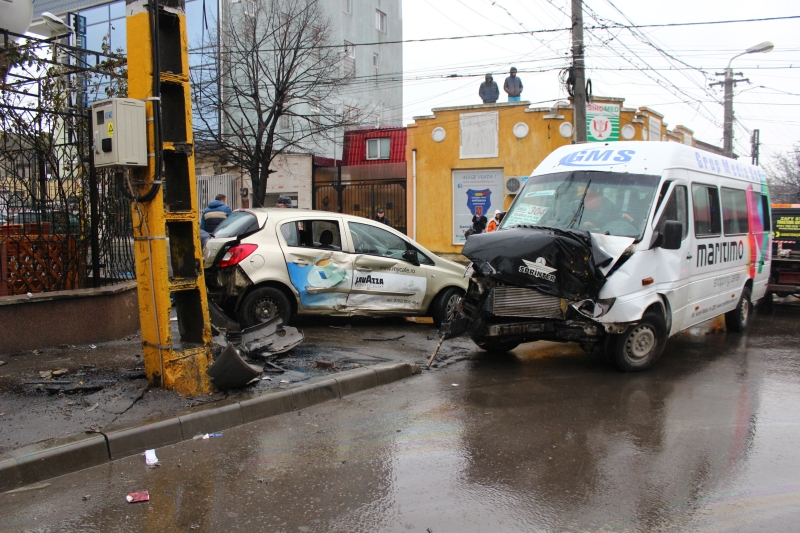 fotoreportaj un sofer neatent a trimis la spital 21 de pasageri impact in intersectie rezultatul microbuz fotoreportaj un sofer neatent a trimis la spital 21 de pasageri impact in intersectie rezultatul microbuz