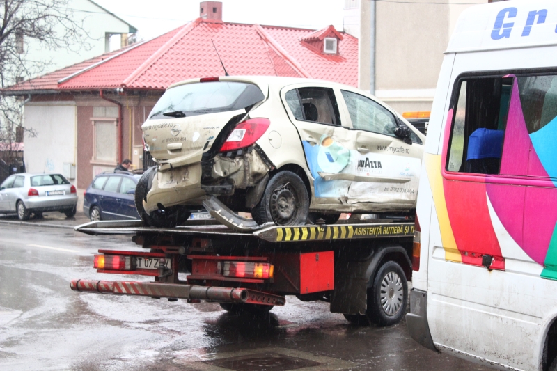 fotoreportaj un sofer neatent a trimis la spital 21 de pasageri impact in intersectie rezultatul microbuz fotoreportaj un sofer neatent a trimis la spital 21 de pasageri impact in intersectie rezultatul microbuz