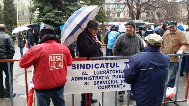 miting in fata prefecturii angajatii primariei constanta au iesit la protest 529989 miting in fata prefecturii angajatii primariei constanta au iesit la protest 529989