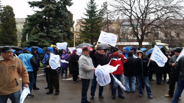 miting in fata prefecturii angajatii primariei constanta au iesit la protest 529989 miting in fata prefecturii angajatii primariei constanta au iesit la protest 529989