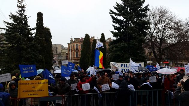 miting in fata prefecturii angajatii primariei constanta au iesit la protest 529989 miting in fata prefecturii angajatii primariei constanta au iesit la protest 529989