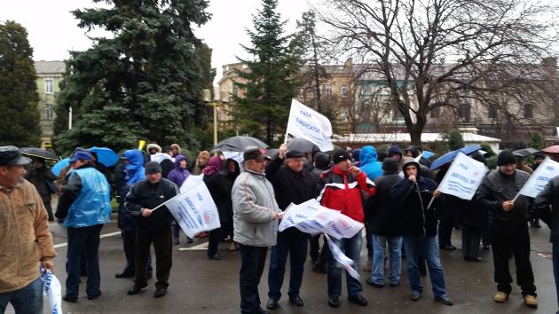 miting in fata prefecturii angajatii primariei constanta au iesit la protest 529989 miting in fata prefecturii angajatii primariei constanta au iesit la protest 529989