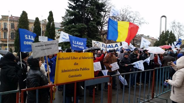 miting in fata prefecturii angajatii primariei constanta au iesit la protest 529989 miting in fata prefecturii angajatii primariei constanta au iesit la protest 529989