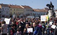 Miting în faţa Ambasadei României din Italia Cetăţenii români din Roma protestează împotriva imunităţii parlamentare