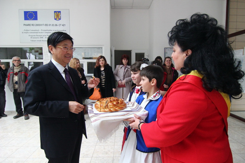 primarul mariana gaju gazda unor oaspeti de seama instantanee din viata chinei expuse la cumpana galerie primarul mariana gaju gazda unor oaspeti de seama instantanee din viata chinei expuse la cumpana galerie