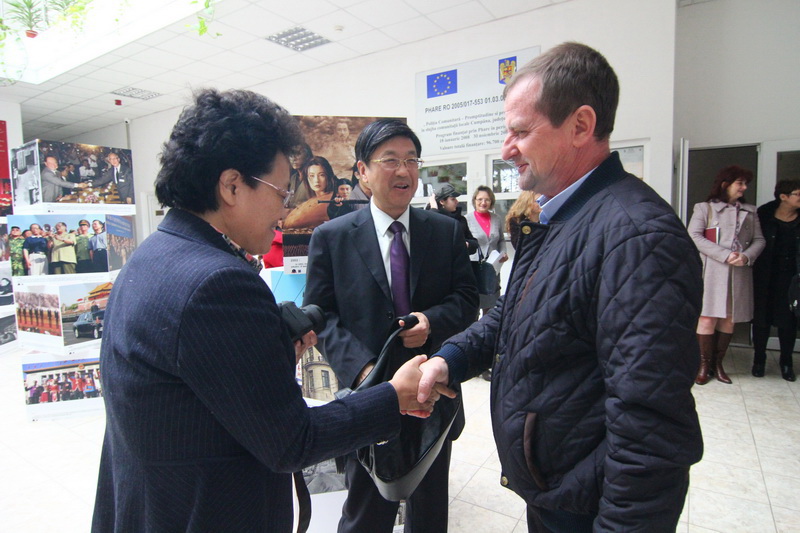 primarul mariana gaju gazda unor oaspeti de seama instantanee din viata chinei expuse la cumpana galerie primarul mariana gaju gazda unor oaspeti de seama instantanee din viata chinei expuse la cumpana galerie