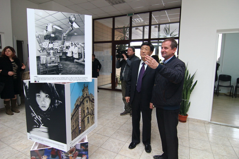 primarul mariana gaju gazda unor oaspeti de seama instantanee din viata chinei expuse la cumpana galerie primarul mariana gaju gazda unor oaspeti de seama instantanee din viata chinei expuse la cumpana galerie