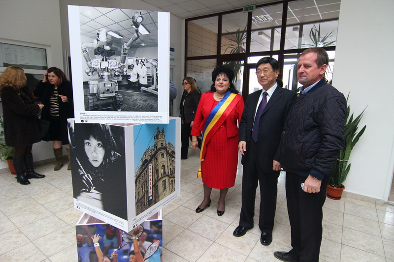 primarul mariana gaju gazda unor oaspeti de seama instantanee din viata chinei expuse la cumpana galerie primarul mariana gaju gazda unor oaspeti de seama instantanee din viata chinei expuse la cumpana galerie