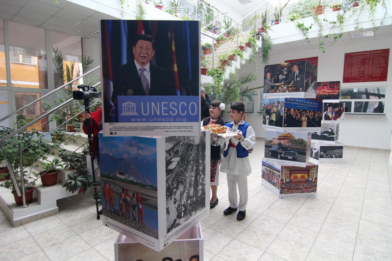 primarul mariana gaju gazda unor oaspeti de seama instantanee din viata chinei expuse la cumpana galerie primarul mariana gaju gazda unor oaspeti de seama instantanee din viata chinei expuse la cumpana galerie