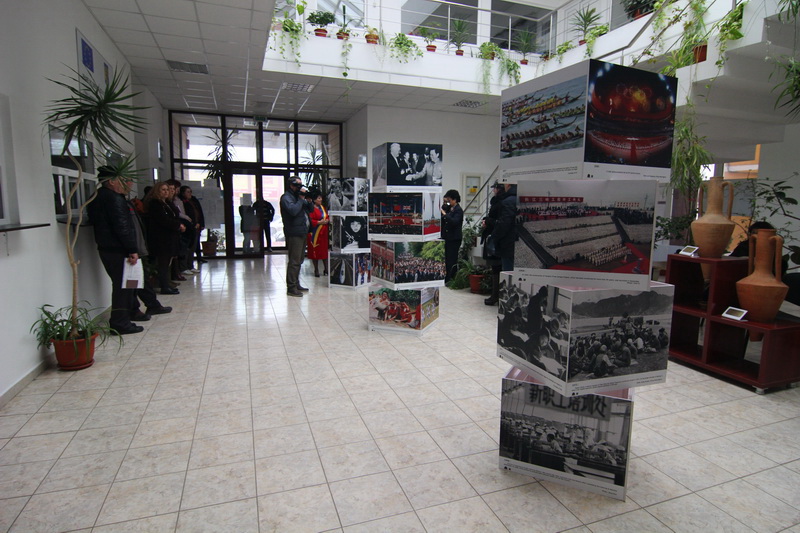 primarul mariana gaju gazda unor oaspeti de seama instantanee din viata chinei expuse la cumpana galerie primarul mariana gaju gazda unor oaspeti de seama instantanee din viata chinei expuse la cumpana galerie