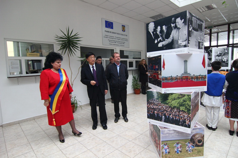 primarul mariana gaju gazda unor oaspeti de seama instantanee din viata chinei expuse la cumpana galerie primarul mariana gaju gazda unor oaspeti de seama instantanee din viata chinei expuse la cumpana galerie