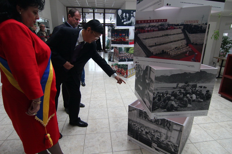 primarul mariana gaju gazda unor oaspeti de seama instantanee din viata chinei expuse la cumpana galerie primarul mariana gaju gazda unor oaspeti de seama instantanee din viata chinei expuse la cumpana galerie