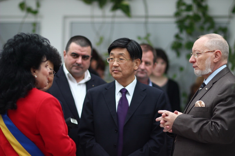 primarul mariana gaju gazda unor oaspeti de seama instantanee din viata chinei expuse la cumpana galerie primarul mariana gaju gazda unor oaspeti de seama instantanee din viata chinei expuse la cumpana galerie