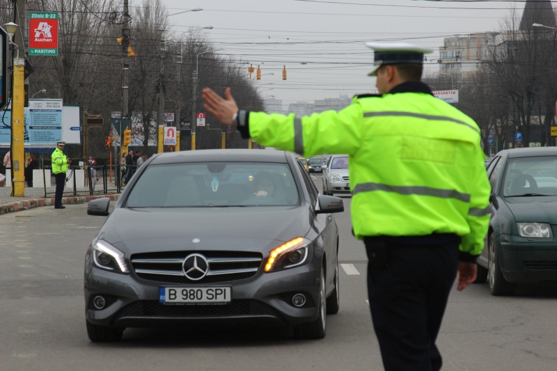 politistii rutieri constanteni ofera martisoare doamnelor si domnisoarelor galerie foto 534924 politistii rutieri constanteni ofera martisoare doamnelor si domnisoarelor galerie foto 534924