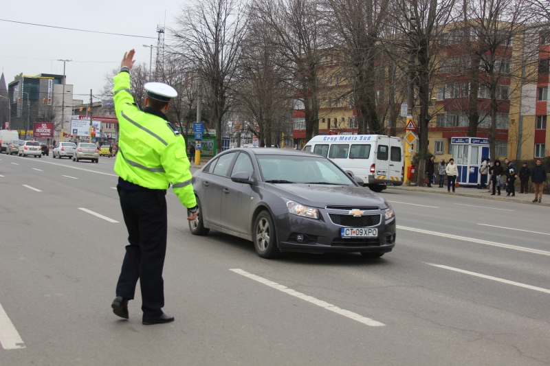 politistii rutieri constanteni ofera martisoare doamnelor si domnisoarelor galerie foto 534924 politistii rutieri constanteni ofera martisoare doamnelor si domnisoarelor galerie foto 534924