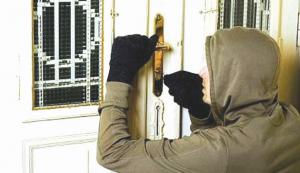 Locuinţă prădată în Constanţa Suspecţi de furt de aur, trimişi după gratii