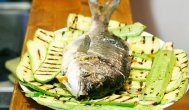 voceaconstantei.ro Dorada „en papillote” cu dovlecei la grătar