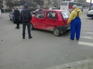 Tamponare la intersecţia dintre străzile Caraiman cu Mangaliei. Maşina unei firme de pază, implicată