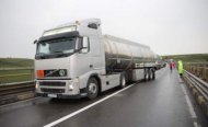 Autocisternă încărcată cu etanol, răsturnată în afara părții carosabile