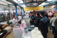Cel puţin 150 de kilograme de carne, peşte şi legume confiscate de poliţişti în pieţele din Constanţa 