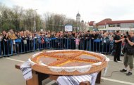Evz.ro Cea mai mare pască din lume a fost realizată în România 