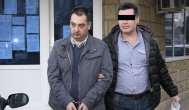 Suspectul Aspru, trimis după gratii pentru omor „Am întins-o pe pat, am luat un cablu electric de la fierul de călcat, l-am înfășurat de patru ori în jurul gâtului fetei și am sugrumat-o” 
